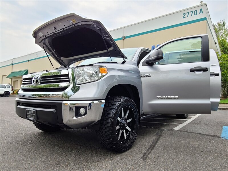 2017 Toyota Tundra Crew Max 5.7L V8 / 4X4 / TRD OFF ROAD / LIFTED  / FUEL WHEELS / TOYO TIRES / Factory Warranty / ONLY 37K Miles - Photo 27 - Portland, OR 97217