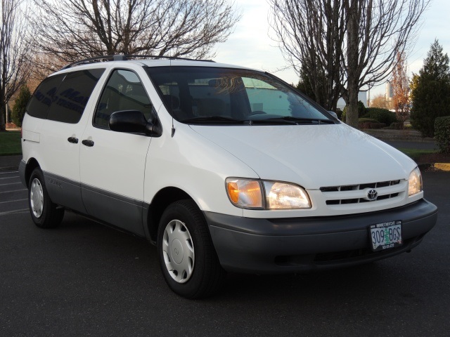 2000 Toyota Sienna CE   - Photo 2 - Portland, OR 97217