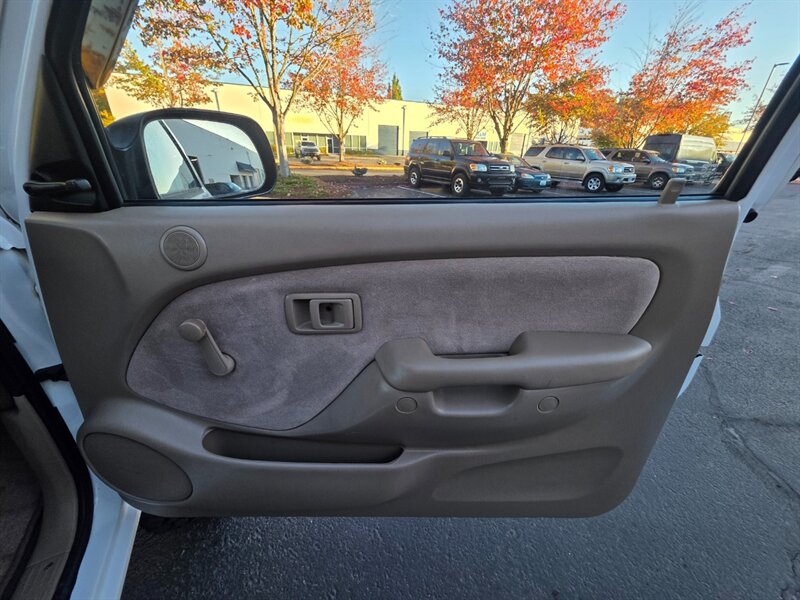 2001 Toyota Tacoma SINGLE CAB 4-CYL 2.7L / 4X4 / 5-SPEED / 1-OWNER / MANUAL TRANSMISSION / 165K MILES / NEW LIFT + WHEELS + TIRES / IMMACULATE - Photo 32 - Portland, OR 97217
