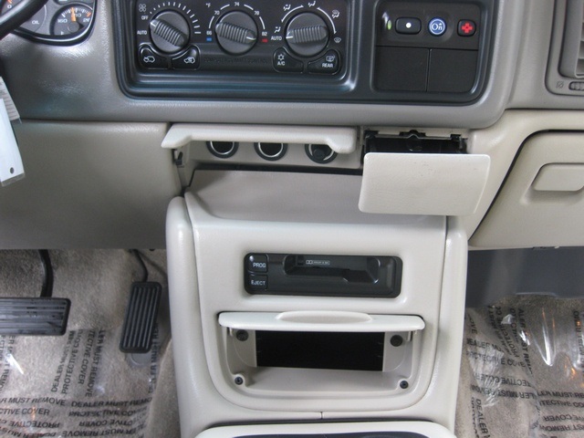 2002 GMC Yukon XL 1500 SLT/ 4WD/ Leather/3rd Seat   - Photo 44 - Portland, OR 97217