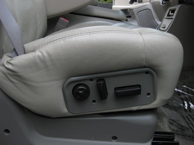 2002 GMC Yukon XL 1500 SLT/ 4WD/ Leather/3rd Seat   - Photo 24 - Portland, OR 97217