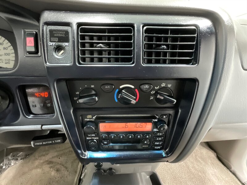 2004 Toyota Tacoma SR5 4X4 / 2.7L 4CYL / LOCAL / 102k MILES  / ZERO RUST - Photo 20 - Gladstone, OR 97027