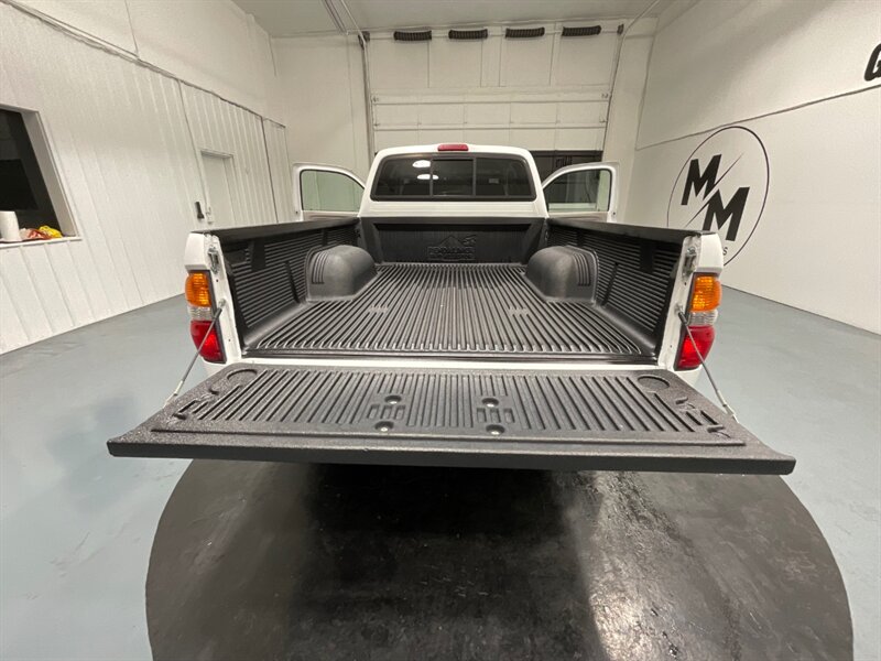 2004 Toyota Tacoma SR5 4X4 / 2.7L 4CYL / LOCAL / 102k MILES  / ZERO RUST - Photo 10 - Gladstone, OR 97027