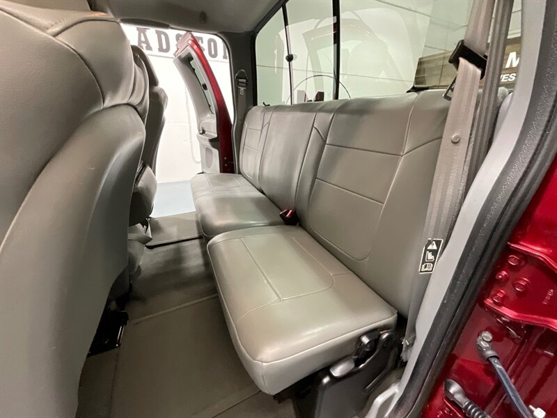 2002 Ford F-350 Super Duty Lariat 4X4 / 7.3L DIESEL/6-SPEED MANUAL  / 1-OWNER / Leather Seats / Long bed / ZERO RUST - Photo 15 - Gladstone, OR 97027