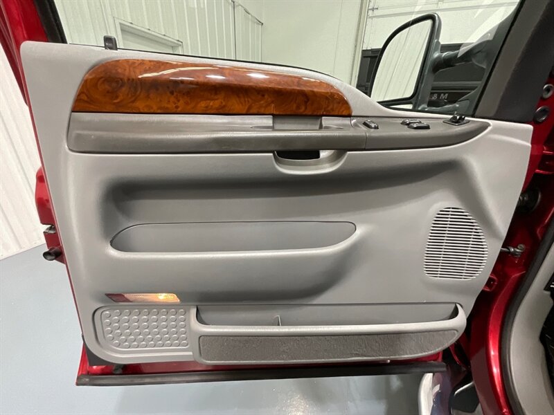 2002 Ford F-350 Super Duty Lariat 4X4 / 7.3L DIESEL/6-SPEED MANUAL  / 1-OWNER / Leather Seats / Long bed / ZERO RUST - Photo 32 - Gladstone, OR 97027