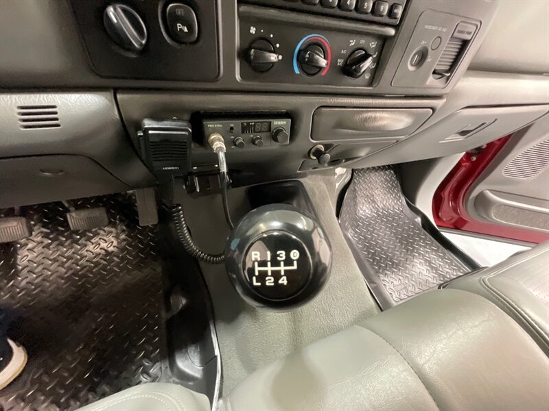 2002 Ford F-350 Super Duty Lariat 4X4 / 7.3L DIESEL/6-SPEED MANUAL  / 1-OWNER / Leather Seats / Long bed / ZERO RUST - Photo 18 - Gladstone, OR 97027