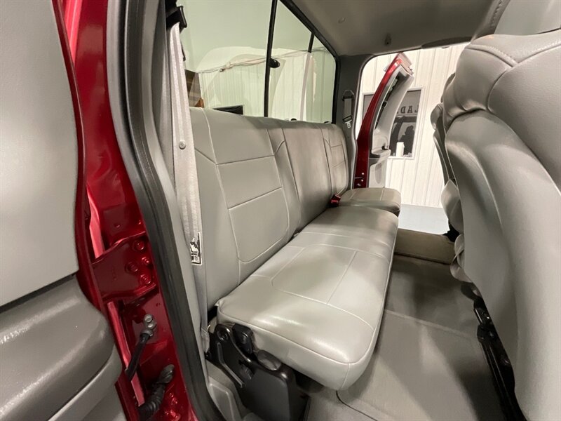 2002 Ford F-350 Super Duty Lariat 4X4 / 7.3L DIESEL/6-SPEED MANUAL  / 1-OWNER / Leather Seats / Long bed / ZERO RUST - Photo 36 - Gladstone, OR 97027