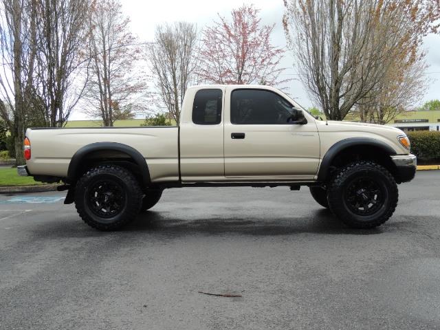 2003 Toyota Tacoma 2dr Xtracab V6 / SR5 / 4X4 / 5-SPEED MANUAL/LIFTED