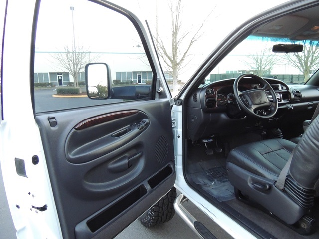 2001 Dodge Ram 2500 SLT Plus / 4X4 / Leather / V10 / 5-SPEED / LIFTED   - Photo 13 - Portland, OR 97217