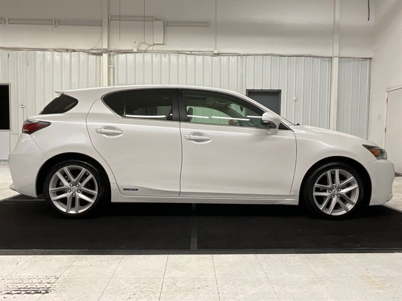 2014 Lexus CT 200h Hatchback / 1.8L 4Cyl HYBRID / Leather / Sunroof  / Sharp & Clean Car / GAS SAVER - Photo 4 - Gladstone, OR 97027