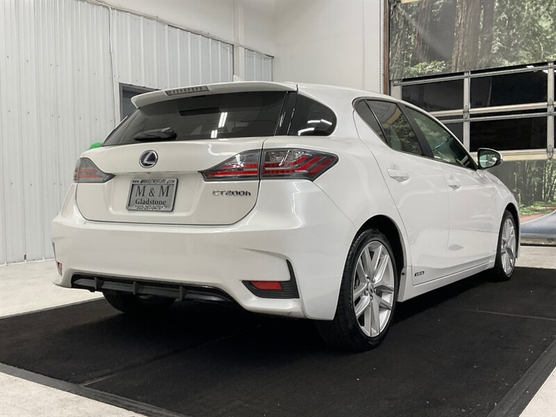 2014 Lexus CT 200h Hatchback / 1.8L 4Cyl HYBRID / Leather / Sunroof  / Sharp & Clean Car / GAS SAVER - Photo 8 - Gladstone, OR 97027