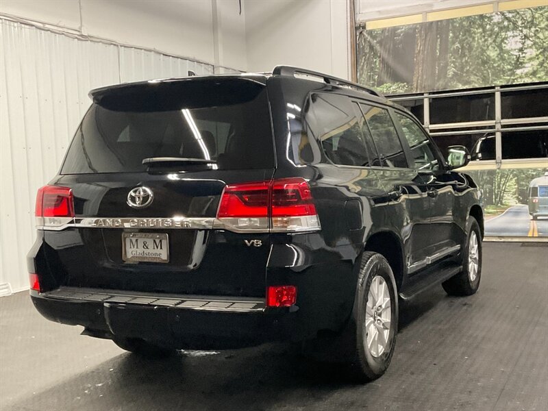 2019 Toyota Land Cruiser Sport Utility 4X4 /5.7L V8/ LIKE NEW / 14,000 MILE  LIKE NEW CONDITION / LOCAL OREGON / Leather w. Heated & Cooled Seats / ONLY 14,000 MILES - Photo 8 - Gladstone, OR 97027