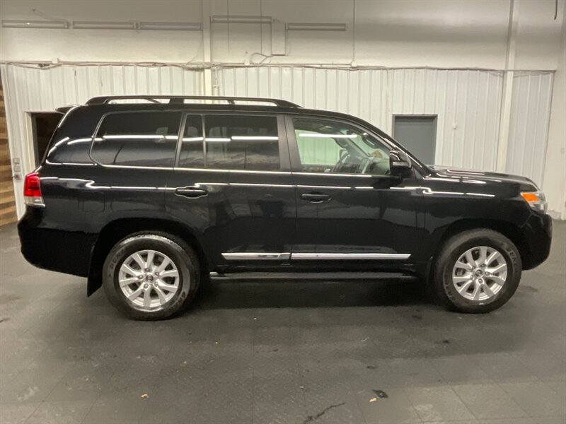 2019 Toyota Land Cruiser Sport Utility 4X4 /5.7L V8/ LIKE NEW / 14,000 MILE  LIKE NEW CONDITION / LOCAL OREGON / Leather w. Heated & Cooled Seats / ONLY 14,000 MILES - Photo 4 - Gladstone, OR 97027