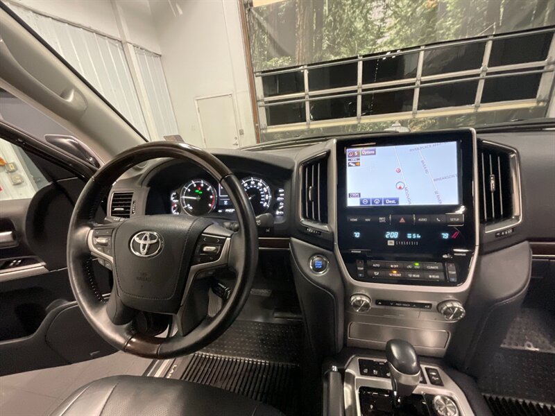 2019 Toyota Land Cruiser Sport Utility 4X4 /5.7L V8/ LIKE NEW / 14,000 MILE  LIKE NEW CONDITION / LOCAL OREGON / Leather w. Heated & Cooled Seats / ONLY 14,000 MILES - Photo 11 - Gladstone, OR 97027