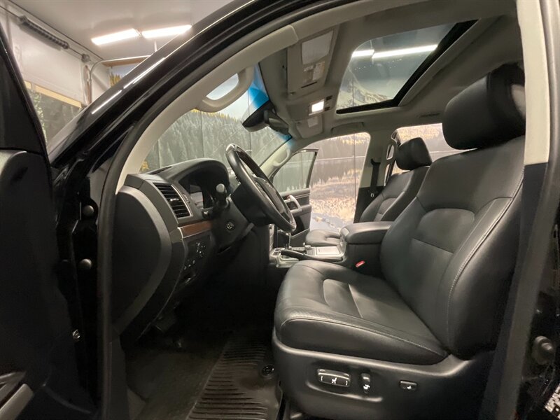 2019 Toyota Land Cruiser Sport Utility 4X4 /5.7L V8/ LIKE NEW / 14,000 MILE  LIKE NEW CONDITION / LOCAL OREGON / Leather w. Heated & Cooled Seats / ONLY 14,000 MILES - Photo 17 - Gladstone, OR 97027