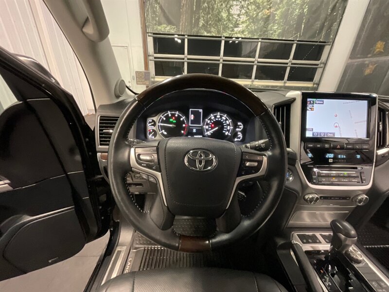 2019 Toyota Land Cruiser Sport Utility 4X4 /5.7L V8/ LIKE NEW / 14,000 MILE  LIKE NEW CONDITION / LOCAL OREGON / Leather w. Heated & Cooled Seats / ONLY 14,000 MILES - Photo 32 - Gladstone, OR 97027