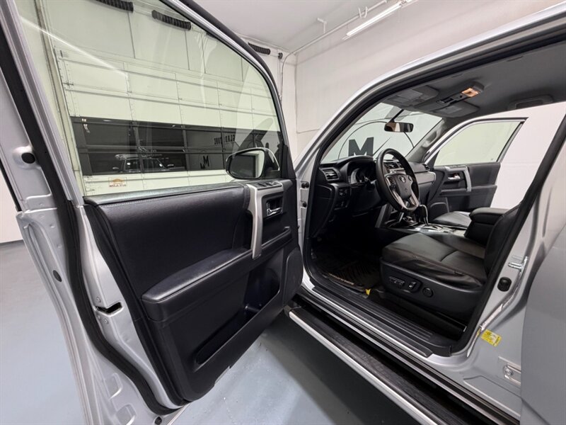 2014 Toyota 4Runner SR5 4X4 3RD ROW SEAT /LEATHER HEATED SEATS/LIFTED /1-OWNER LOCAL/ NEW WHEELS & TIRES - Photo 31 - Gladstone, OR 97027