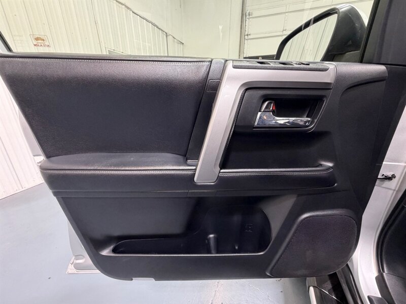 2014 Toyota 4Runner SR5 4X4 3RD ROW SEAT /LEATHER HEATED SEATS/LIFTED /1-OWNER LOCAL/ NEW WHEELS & TIRES - Photo 32 - Gladstone, OR 97027