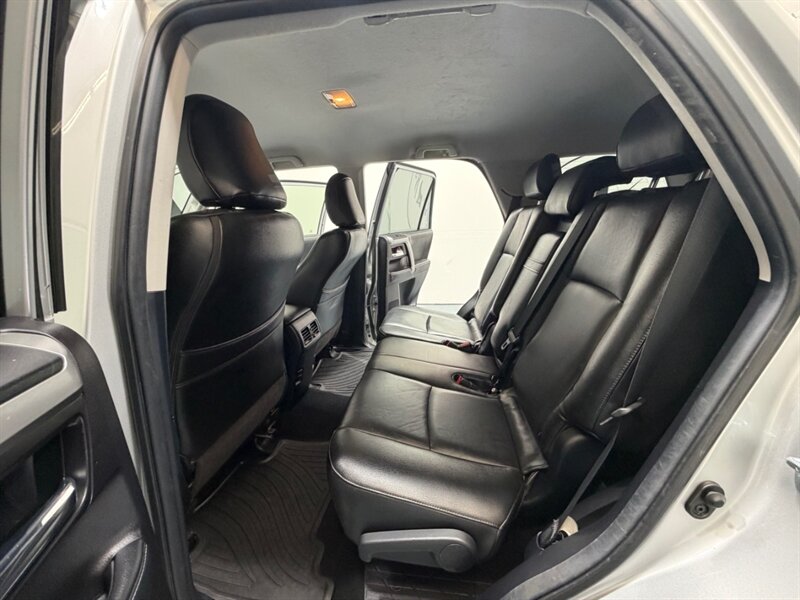 2014 Toyota 4Runner SR5 4X4 3RD ROW SEAT /LEATHER HEATED SEATS/LIFTED /1-OWNER LOCAL/ NEW WHEELS & TIRES - Photo 10 - Gladstone, OR 97027