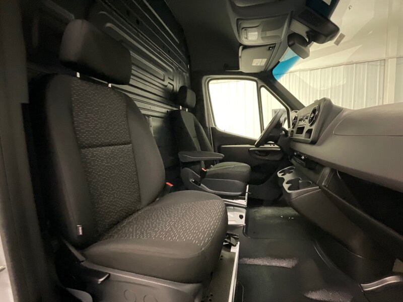 2021 Mercedes-Benz Sprinter 2500 CARGO VAN / 3.0L V6 DIESEL / HIGHROOF 144 " WB  / Backup Camera / Excel Cond - Photo 17 - Gladstone, OR 97027