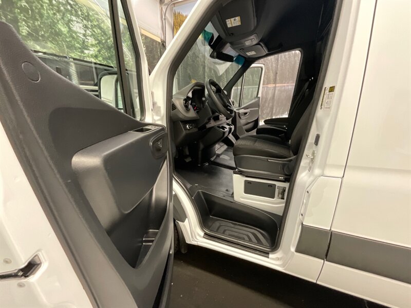 2021 Mercedes-Benz Sprinter 2500 CARGO VAN / 3.0L V6 DIESEL / HIGHROOF 144 " WB  / Backup Camera / Excel Cond - Photo 14 - Gladstone, OR 97027