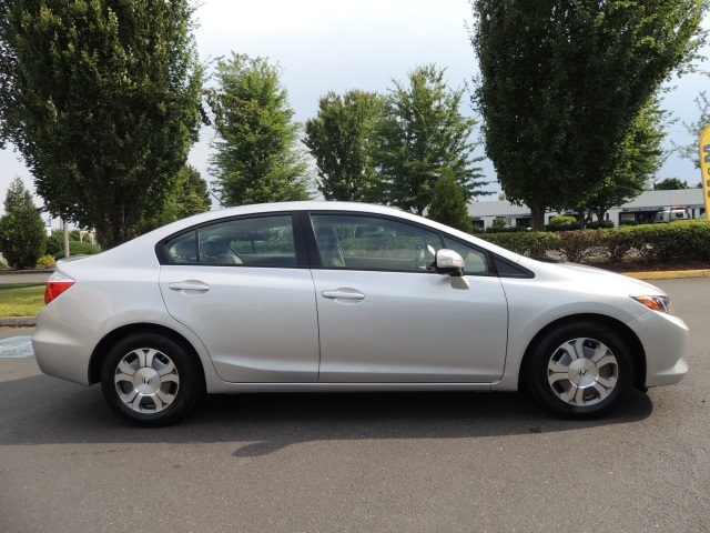 2012 Honda Civic Hybrid Sedan / NAVIGATION / Warranty / 1-OWNER   - Photo 4 - Portland, OR 97217