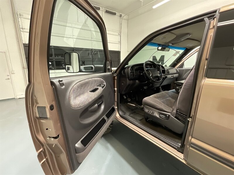 2001 Dodge Ram 2500 SLT Laramie Quad Cab 4X4 /5.9L DIESEL / 5-SPEED / LONG BED / LEVELED W. BRAND NEW WHEELS & TIRES / ZERO RUST / Rear airbags / ONLY 111K MILES - Photo 33 - Gladstone, OR 97027