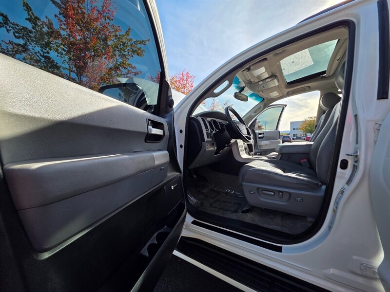 2008 Toyota Sequoia LIMITED 4X4 V8 5.7L / EVERY OPTION / 1-OWNER / DVD / NAVi / CAM / SUNROOF / HEATED LEATHER / NEW TIRES / EXCELLENT RECORDS - Photo 48 - Portland, OR 97217