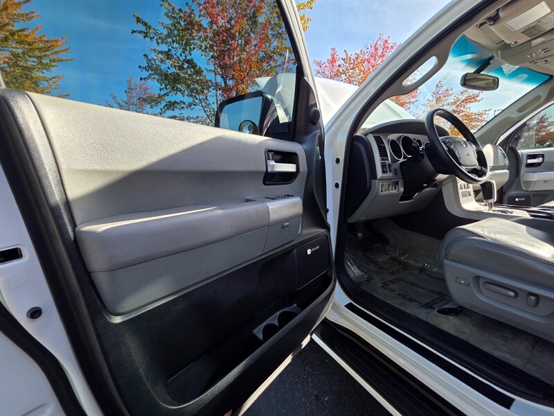 2008 Toyota Sequoia LIMITED 4X4 V8 5.7L / EVERY OPTION / 1-OWNER / DVD / NAVi / CAM / SUNROOF / HEATED LEATHER / NEW TIRES / EXCELLENT RECORDS - Photo 47 - Portland, OR 97217