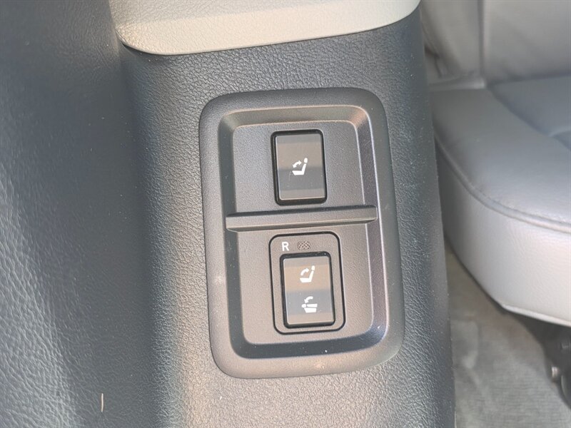 2008 Toyota Sequoia LIMITED 4X4 V8 5.7L / EVERY OPTION / 1-OWNER / DVD / NAVi / CAM / SUNROOF / HEATED LEATHER / NEW TIRES / EXCELLENT RECORDS - Photo 58 - Portland, OR 97217