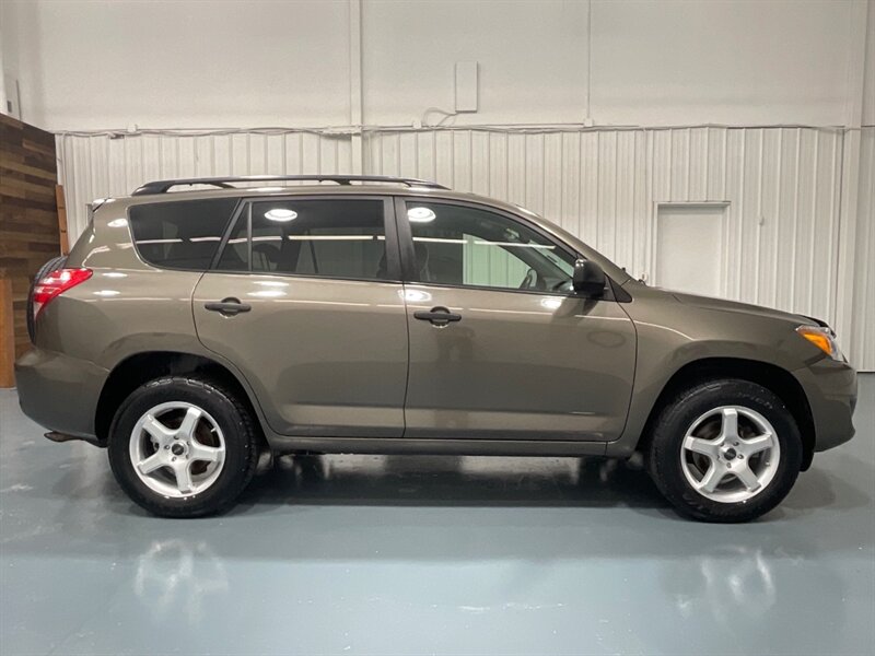 2009 Toyota RAV4 Sport Utility AWD / 4Cyl / THIRD ROW SEAT   - Photo 4 - Gladstone, OR 97027