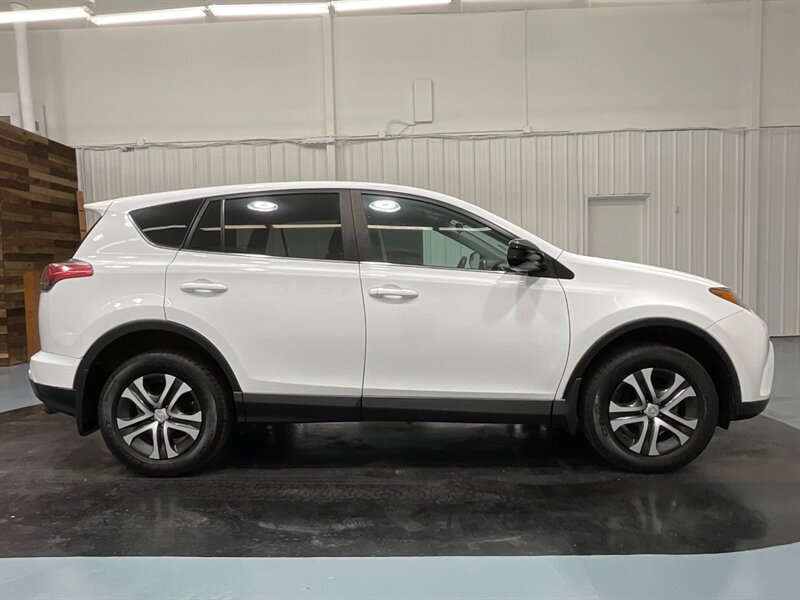 2017 Toyota RAV4 LE SUV AWD / 2.5L 4 Cyl / LOCAL / 22,000 MILES  / LOCAL RUST FREE / NEW Cond - Photo 4 - Gladstone, OR 97027