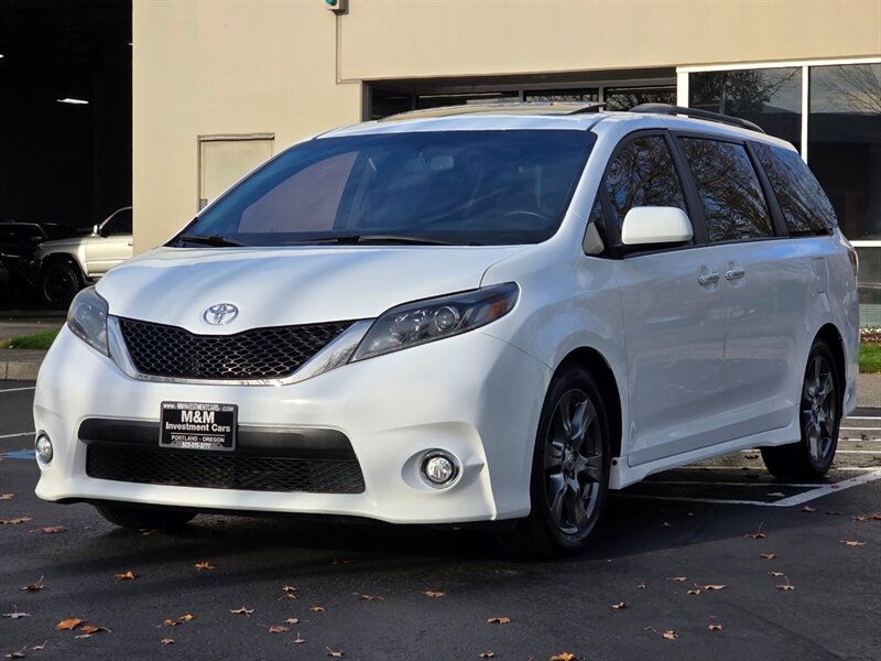 2017 Toyota Sienna SE 8-Passenger Minivan / Fully Loaded / 1-OWNER  / Navigation / Back-Up CAM / Sunroof / Power Sliding Doors / Low Miles - Photo 1 - Portland, OR 97217