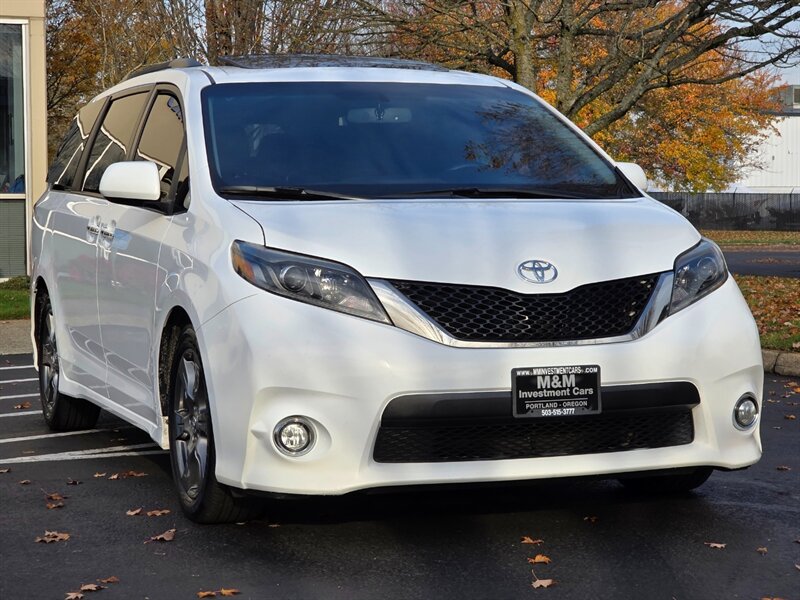 2017 Toyota Sienna SE 8-Passenger Minivan / Fully Loaded / 1-OWNER  / Navigation / Back-Up CAM / Sunroof / Power Sliding Doors / Low Miles - Photo 2 - Portland, OR 97217