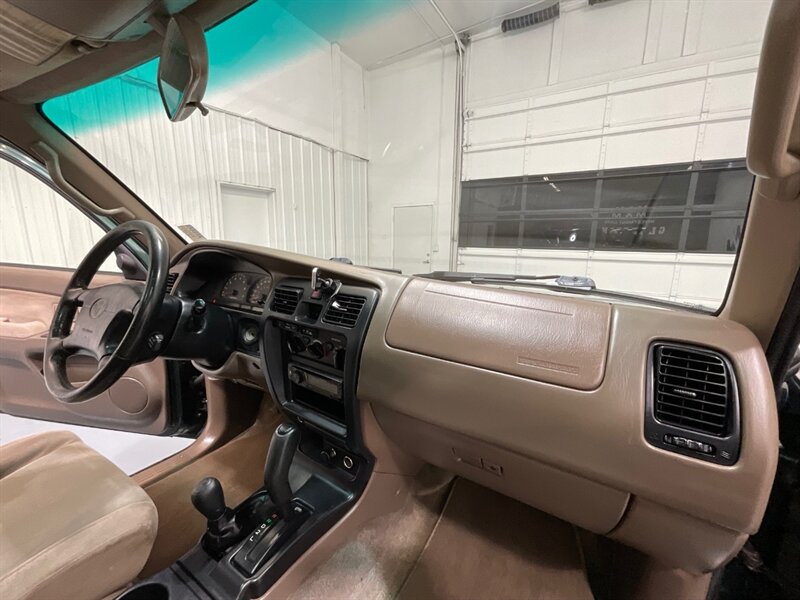 2002 Toyota 4Runner SR5 4X4 / 3.4L V6 / LIFTED /Sunroof / ZERO RUST / Sunroof / Luggage Rack / Towing Pkg / FRESH TIMING BELT SERVICE + WATER PUMP JUST DONE - Photo 17 - Gladstone, OR 97027