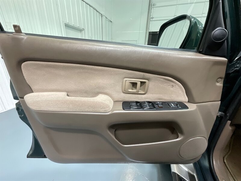 2002 Toyota 4Runner SR5 4X4 / 3.4L V6 / LIFTED /Sunroof / ZERO RUST / Sunroof / Luggage Rack / Towing Pkg / FRESH TIMING BELT SERVICE + WATER PUMP JUST DONE - Photo 32 - Gladstone, OR 97027