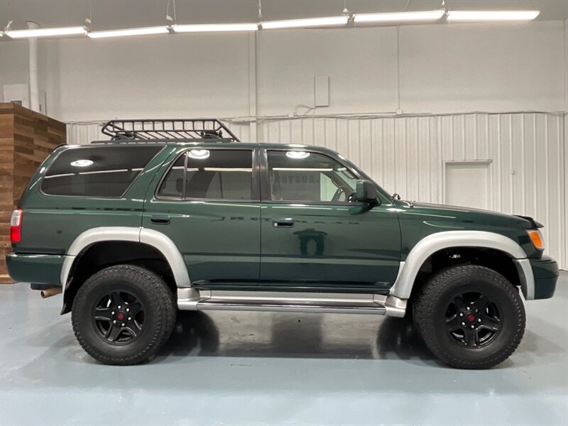 2002 Toyota 4Runner SR5 4X4 / 3.4L V6 / LIFTED /Sunroof / ZERO RUST / Sunroof / Luggage Rack / Towing Pkg / FRESH TIMING BELT SERVICE + WATER PUMP JUST DONE - Photo 4 - Gladstone, OR 97027
