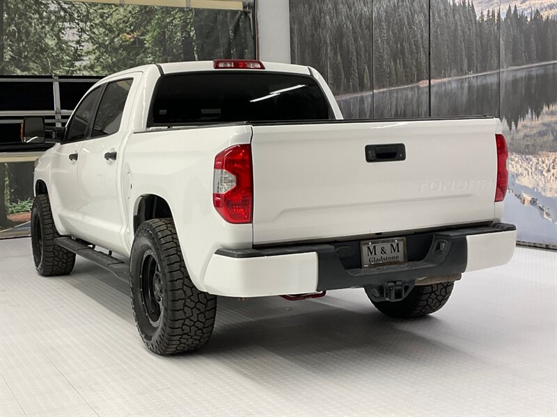 2018 Toyota Tundra 4x4 SR5 4dr Crew Max / TRD / 5.7L V8 / 1-OWNER  /LIFTED w/ 35 " TIRES & 18 " WHEELS / RUST FREE / SHARP & CLEAN !! - Photo 7 - Gladstone, OR 97027