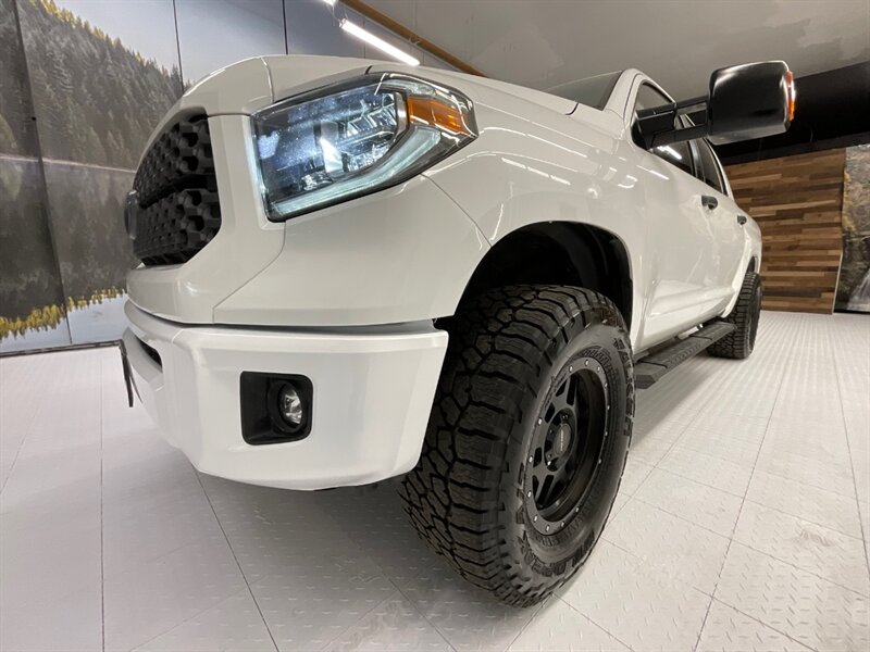 2018 Toyota Tundra 4x4 SR5 4dr Crew Max / TRD / 5.7L V8 / 1-OWNER  /LIFTED w/ 35 " TIRES & 18 " WHEELS / RUST FREE / SHARP & CLEAN !! - Photo 9 - Gladstone, OR 97027