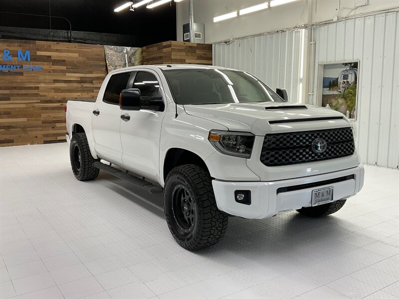 2018 Toyota Tundra 4x4 SR5 4dr Crew Max / TRD / 5.7L V8 / 1-OWNER  /LIFTED w/ 35 " TIRES & 18 " WHEELS / RUST FREE / SHARP & CLEAN !! - Photo 2 - Gladstone, OR 97027