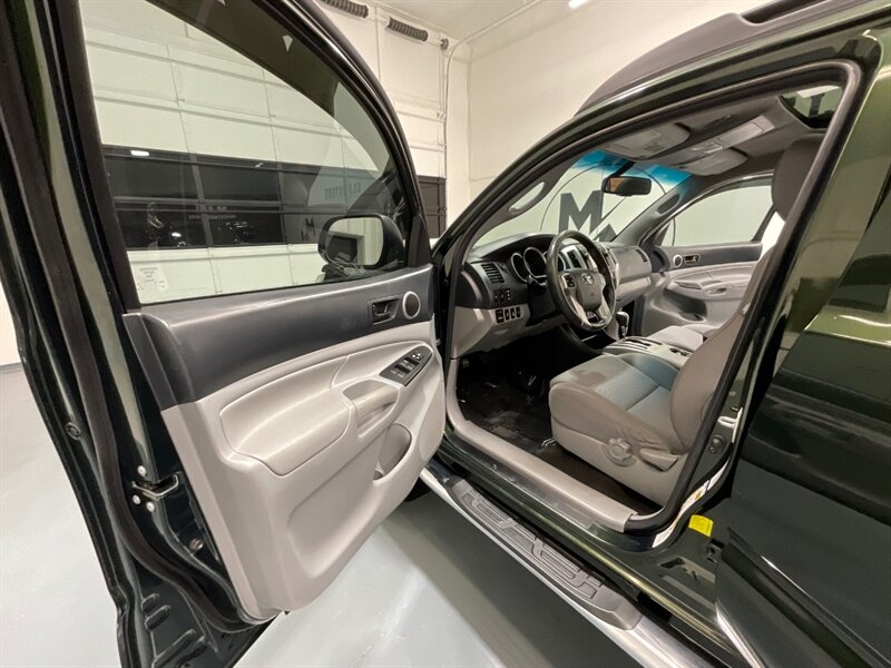 2013 Toyota Tacoma V6 Double Cab 4X4 / TRD OFF ROAD / REAR DIFF LOCK  / LOCAL OREGON TRUCK / ZERO RUST / Backup Camera / Sunroof - Photo 31 - Gladstone, OR 97027