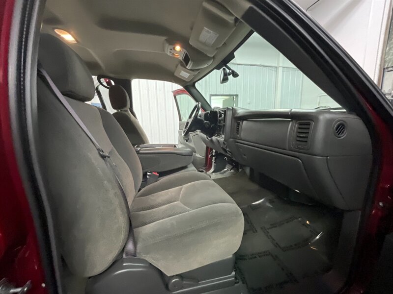 2006 Chevrolet Silverado 2500 LT Crew Cab 4X4 / 6.6L DURAMAX DIESEL /126,000 MIL  LOCAL OREGON TRUCK / RUST FREE / NEW TIRES / SHARP & CLEAN!! - Photo 16 - Gladstone, OR 97027