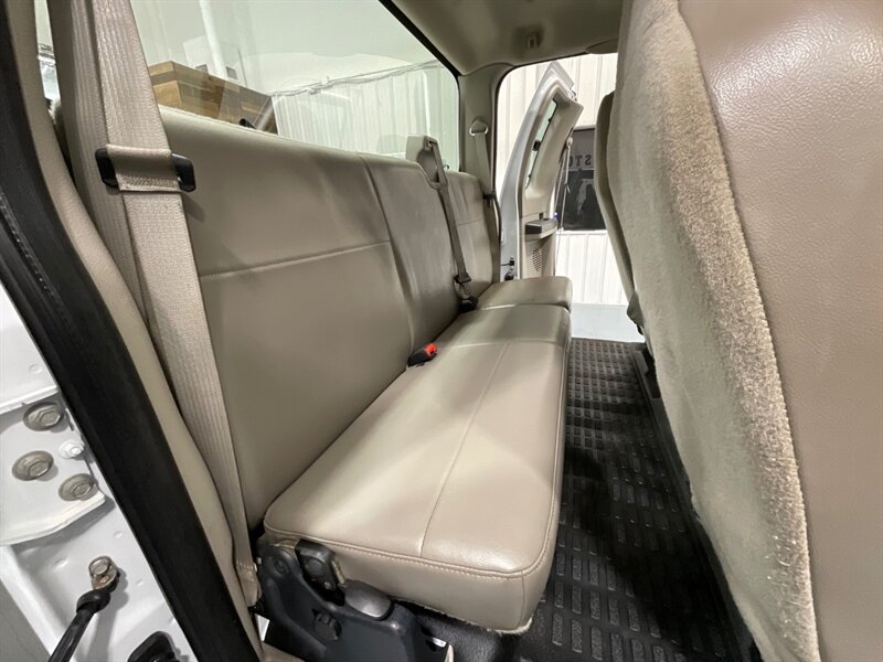 2008 Ford F-250 4x4 / Utility Bed / XL / 5.4L V8 / 69K MILES / ZERO RUST / Towing Pkg / Utility Bed - Photo 17 - Gladstone, OR 97027