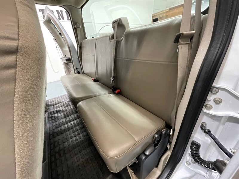 2008 Ford F-250 4x4 / Utility Bed / XL / 5.4L V8 / 69K MILES / ZERO RUST / Towing Pkg / Utility Bed - Photo 16 - Gladstone, OR 97027
