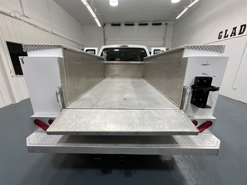 2008 Ford F-250 4x4 / Utility Bed / XL / 5.4L V8 / 69K MILES / ZERO RUST / Towing Pkg / Utility Bed - Photo 11 - Gladstone, OR 97027