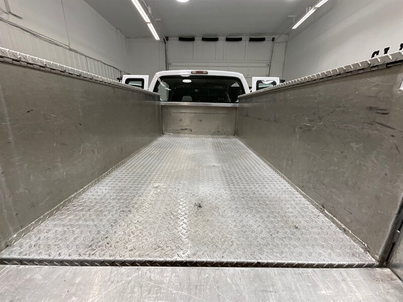 2008 Ford F-250 4x4 / Utility Bed / XL / 5.4L V8 / 69K MILES / ZERO RUST / Towing Pkg / Utility Bed - Photo 12 - Gladstone, OR 97027