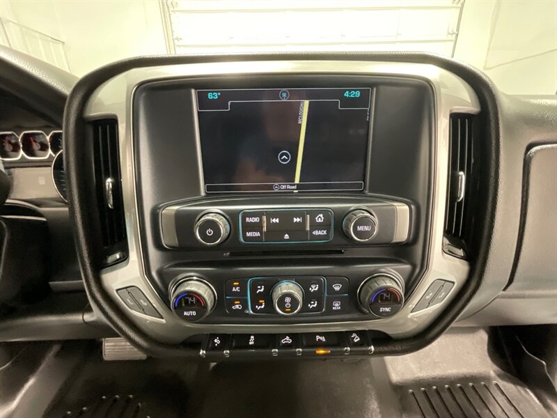 2017 Chevrolet Silverado 1500 LT Z71 Crew Cab 4X4 / 5.3L V8 / Leather Navigation  / ZERO RUST / Heated Seats / Backup Camera / Power Sliding rear window - Photo 19 - Gladstone, OR 97027