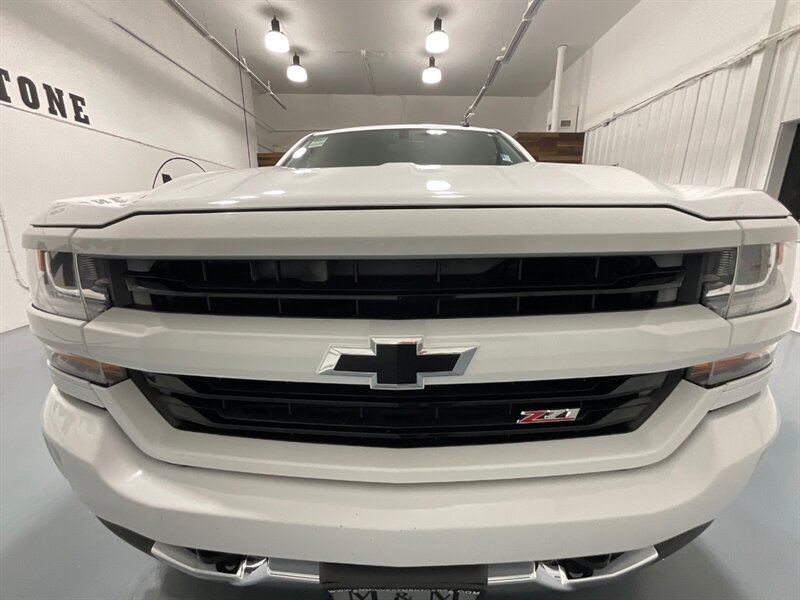 2017 Chevrolet Silverado 1500 LT Z71 Crew Cab 4X4 / 5.3L V8 / Leather Navigation  / ZERO RUST / Heated Seats / Backup Camera / Power Sliding rear window - Photo 30 - Gladstone, OR 97027