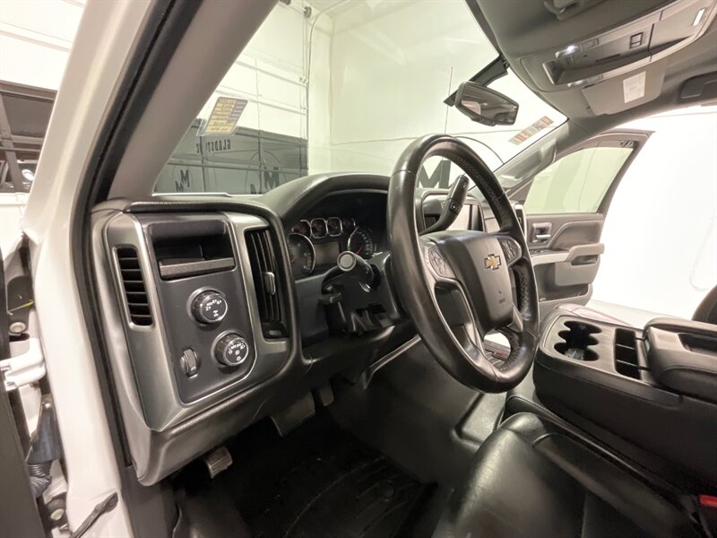 2017 Chevrolet Silverado 1500 LT Z71 Crew Cab 4X4 / 5.3L V8 / Leather Navigation  / ZERO RUST / Heated Seats / Backup Camera / Power Sliding rear window - Photo 12 - Gladstone, OR 97027