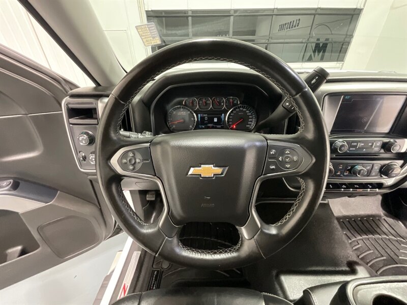 2017 Chevrolet Silverado 1500 LT Z71 Crew Cab 4X4 / 5.3L V8 / Leather Navigation  / ZERO RUST / Heated Seats / Backup Camera / Power Sliding rear window - Photo 21 - Gladstone, OR 97027